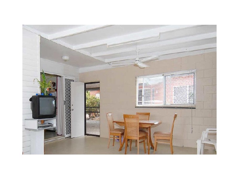 27 Smallwood Street, Mooroobool QLD 4870