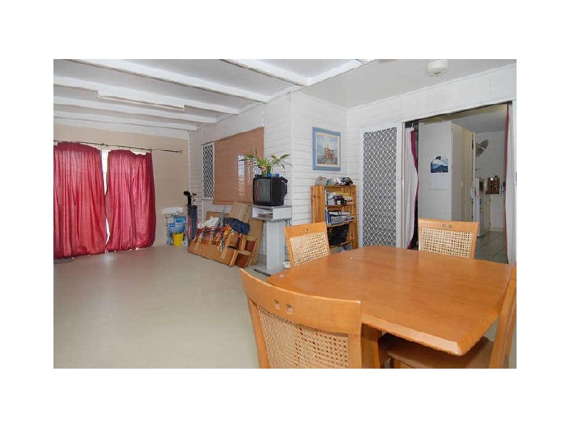 27 Smallwood Street, Mooroobool QLD 4870