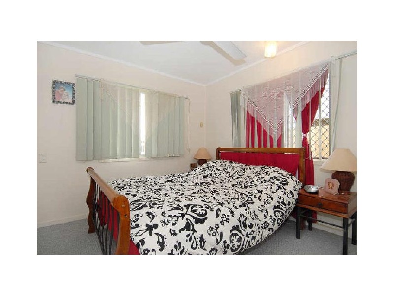 27 Smallwood Street, Mooroobool QLD 4870