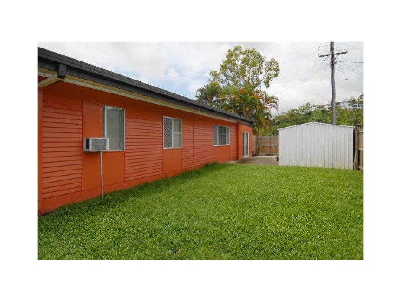 27 Smallwood Street, Mooroobool QLD 4870