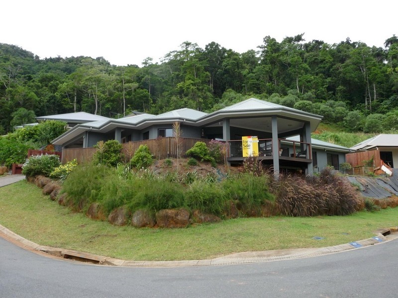 2 Stapleton Close, Redlynch QLD 4870