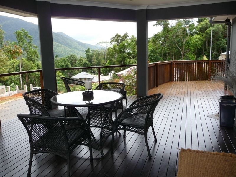 2 Stapleton Close, Redlynch QLD 4870