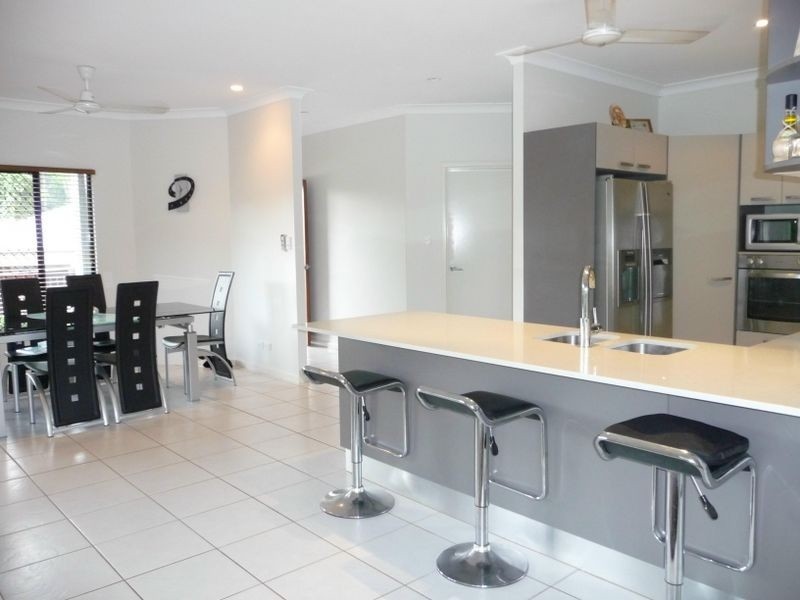2 Stapleton Close, Redlynch QLD 4870