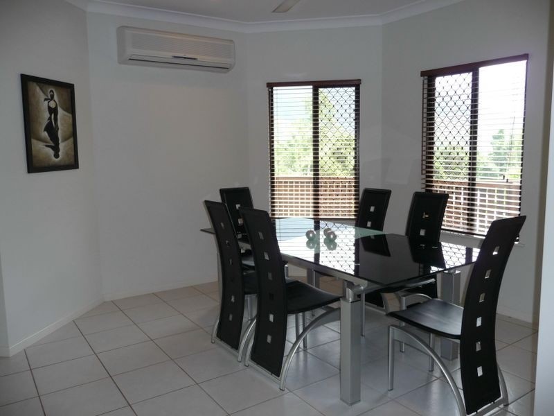 2 Stapleton Close, Redlynch QLD 4870