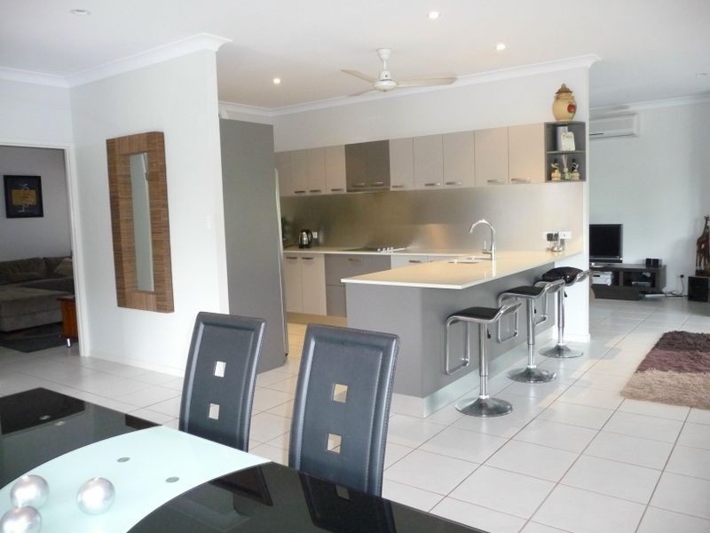 2 Stapleton Close, Redlynch QLD 4870