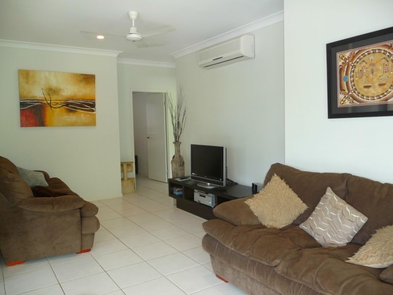 2 Stapleton Close, Redlynch QLD 4870