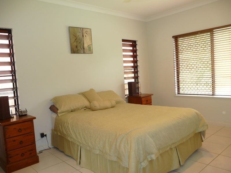 2 Stapleton Close, Redlynch QLD 4870