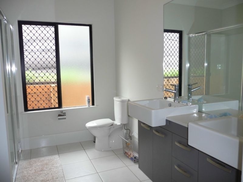 2 Stapleton Close, Redlynch QLD 4870