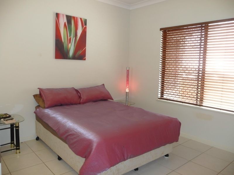2 Stapleton Close, Redlynch QLD 4870