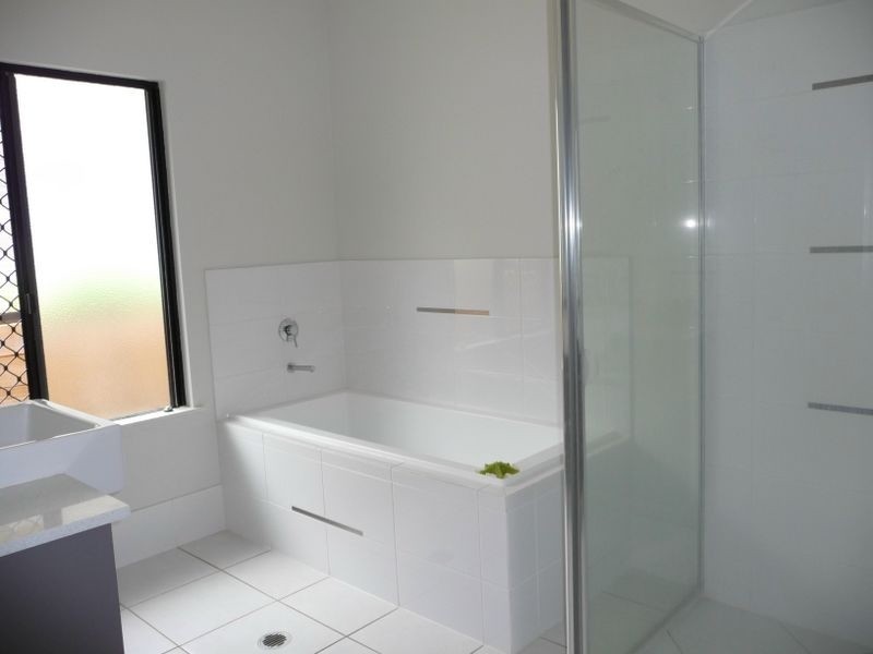 2 Stapleton Close, Redlynch QLD 4870