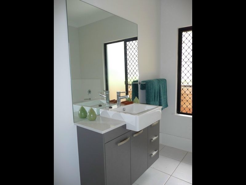 2 Stapleton Close, Redlynch QLD 4870