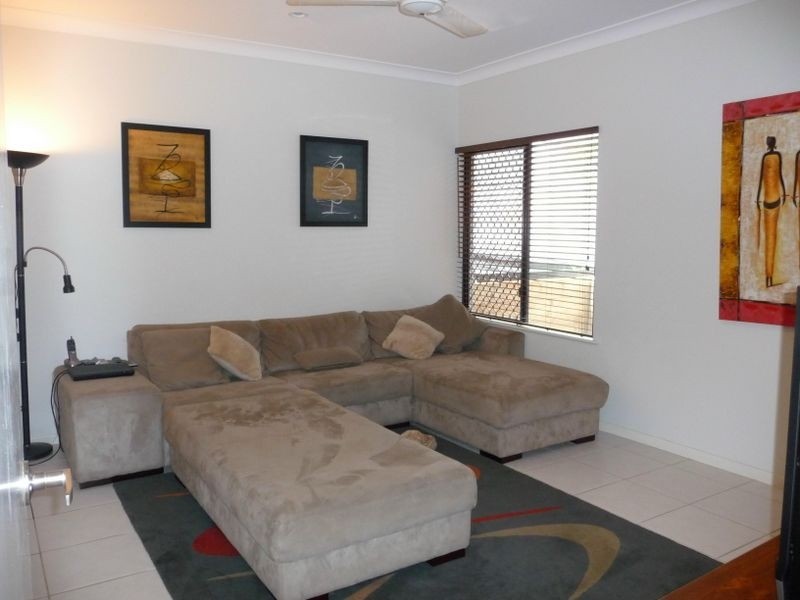 2 Stapleton Close, Redlynch QLD 4870