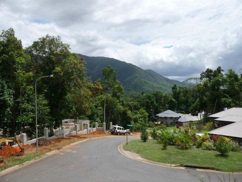 2 Stapleton Close, Redlynch QLD 4870