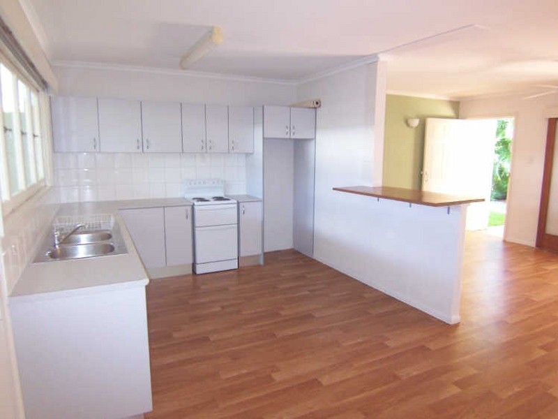 2/432 Mccoombe Street, Mooroobool QLD 4870