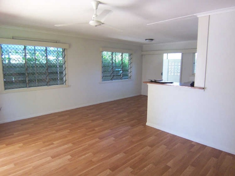 2/432 Mccoombe Street, Mooroobool QLD 4870