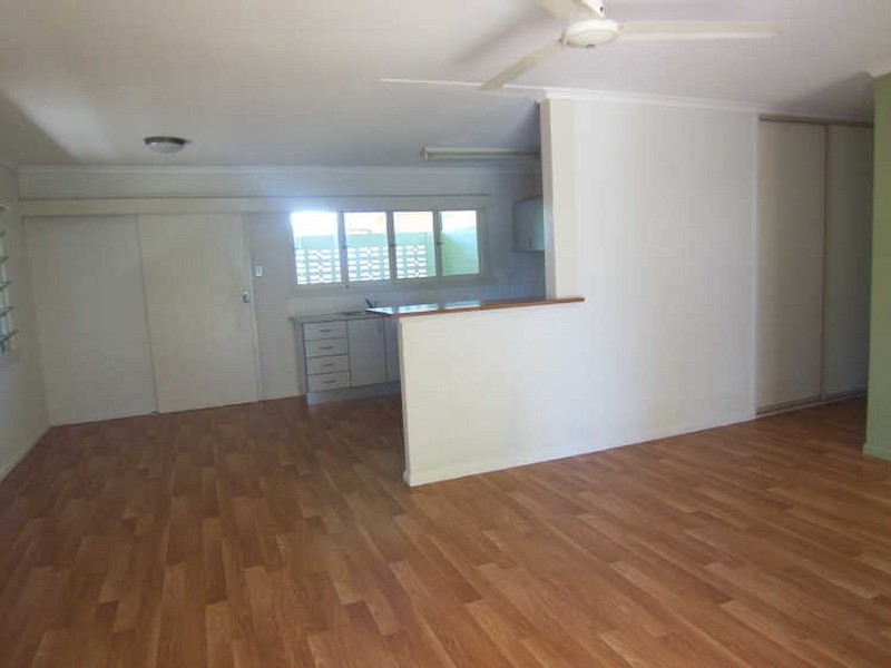 2/432 Mccoombe Street, Mooroobool QLD 4870