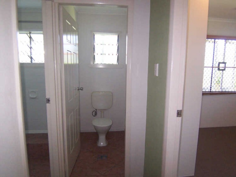 2/432 Mccoombe Street, Mooroobool QLD 4870