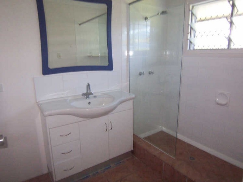 2/432 Mccoombe Street, Mooroobool QLD 4870