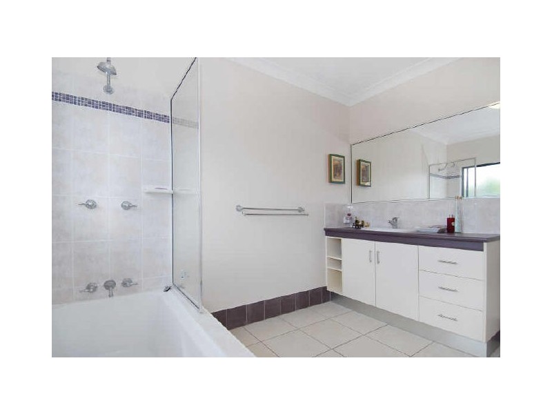 33 Bassett Street, Kanimbla QLD 4870