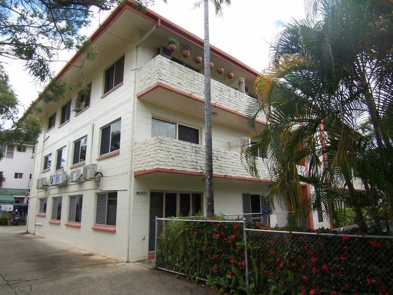 2/284 Lake Street, Cairns North QLD 4870