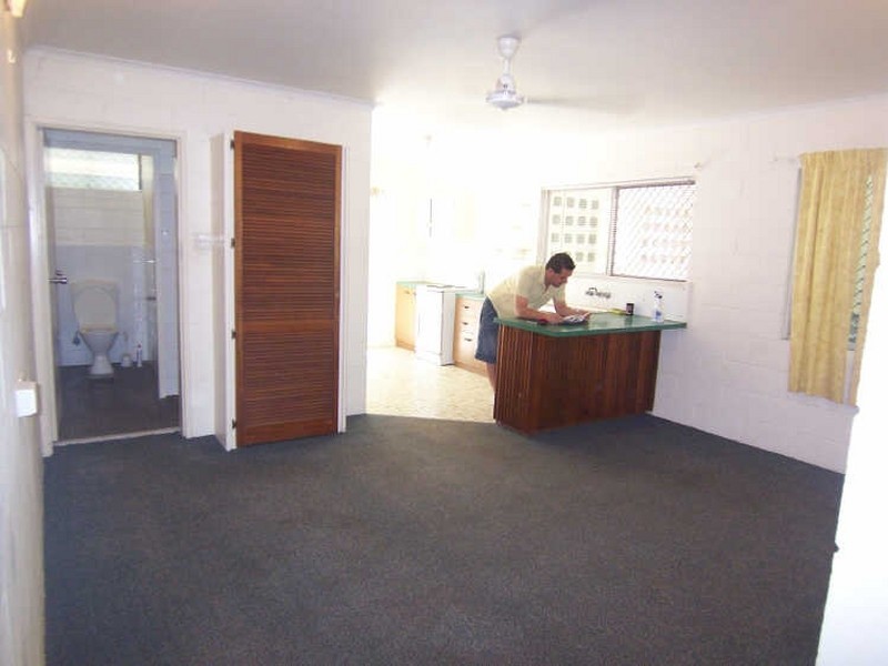 2/284 Lake Street, Cairns North QLD 4870
