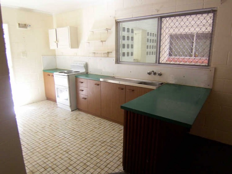 2/284 Lake Street, Cairns North QLD 4870