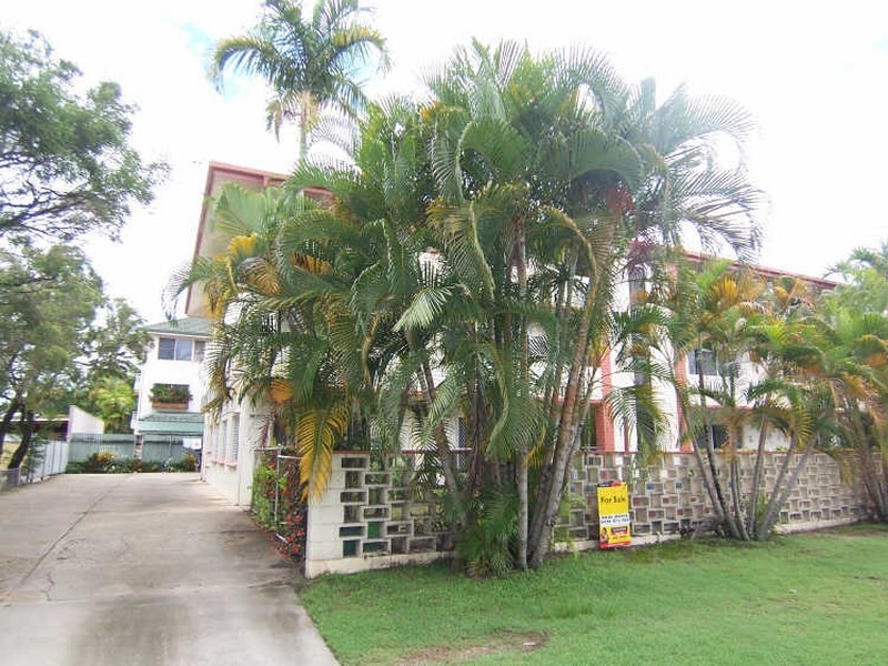 2/284 Lake Street, Cairns North QLD 4870