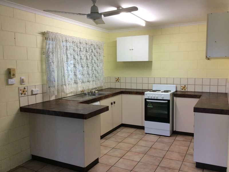 33 Mestrez  Street, Mooroobool QLD 4870