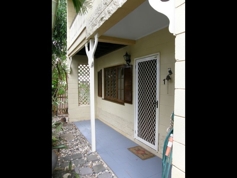 1/404 Mccoombe Street, Mooroobool QLD 4870