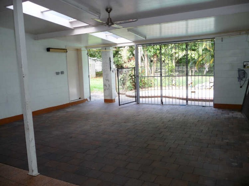 8 Meston Crescent, Brinsmead QLD 4870