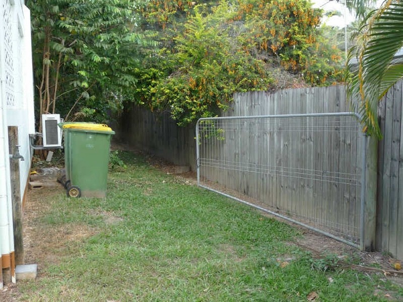 8 Meston Crescent, Brinsmead QLD 4870