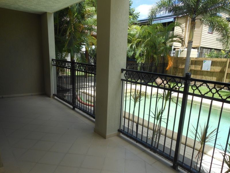 2/83 Hayward Street, Mooroobool QLD 4870