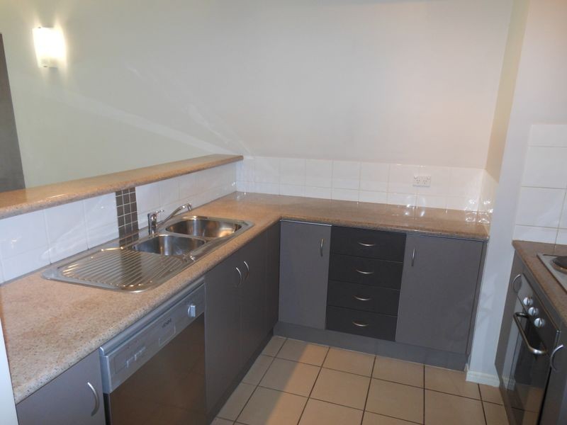 2/83 Hayward Street, Mooroobool QLD 4870