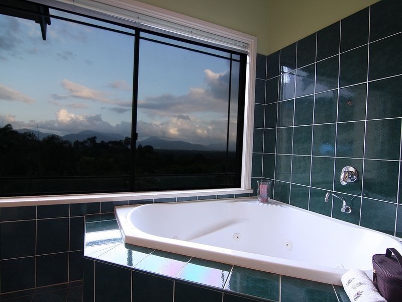 2 Knott Court, Whitfield QLD 4870