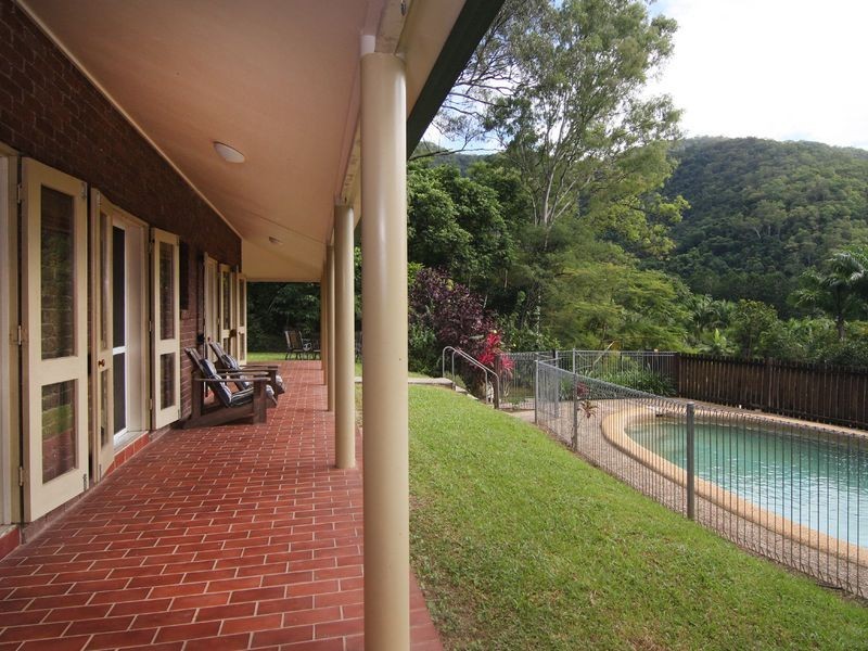 18-20 Cascade Drive, Redlynch QLD 4870