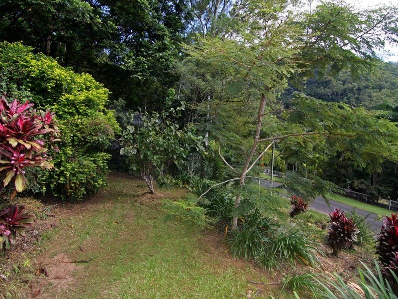 18-20 Cascade Drive, Redlynch QLD 4870