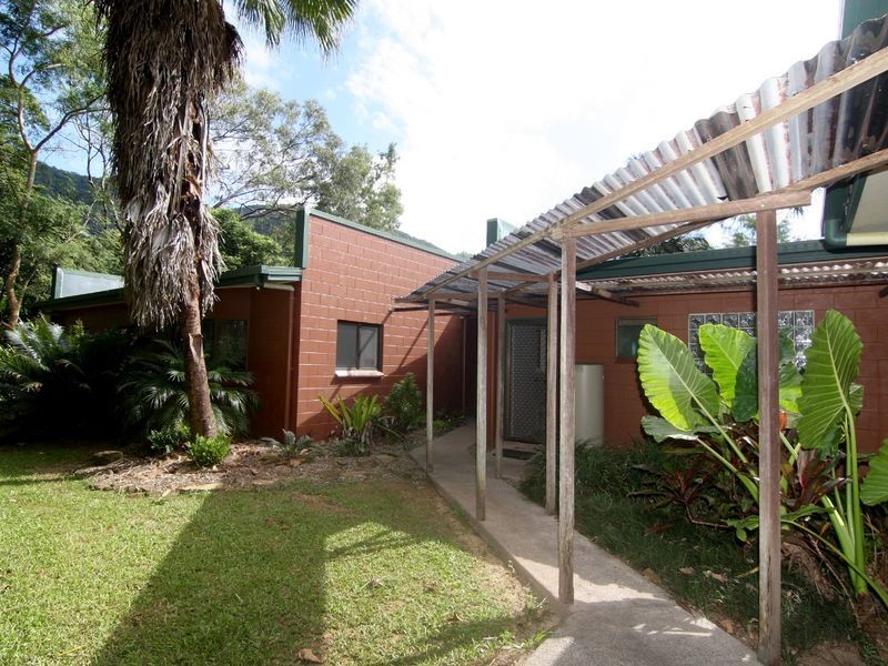 18-20 Cascade Drive, Redlynch QLD 4870