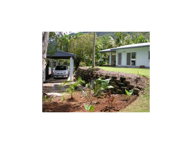 2 Milford Street, Kanimbla QLD 4870