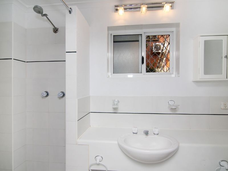 16 Poinsettia Street, Holloways Beach QLD 4878