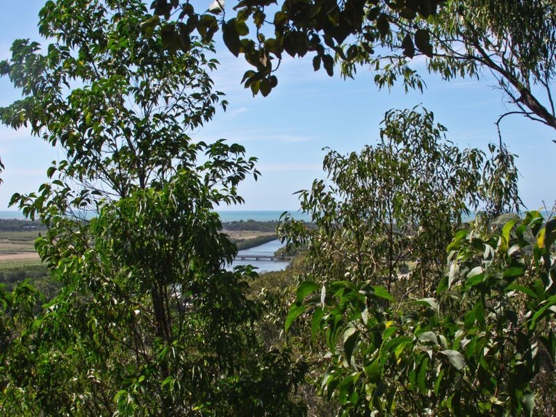 2 Cochrane Street, Stratford QLD 4870