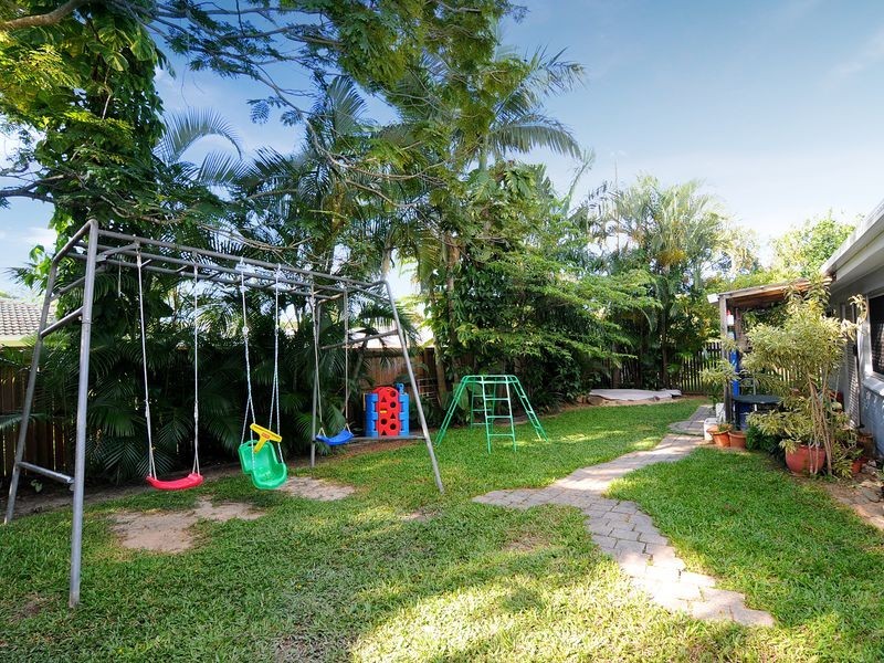 7 Fuscia Court, Mooroobool QLD 4870