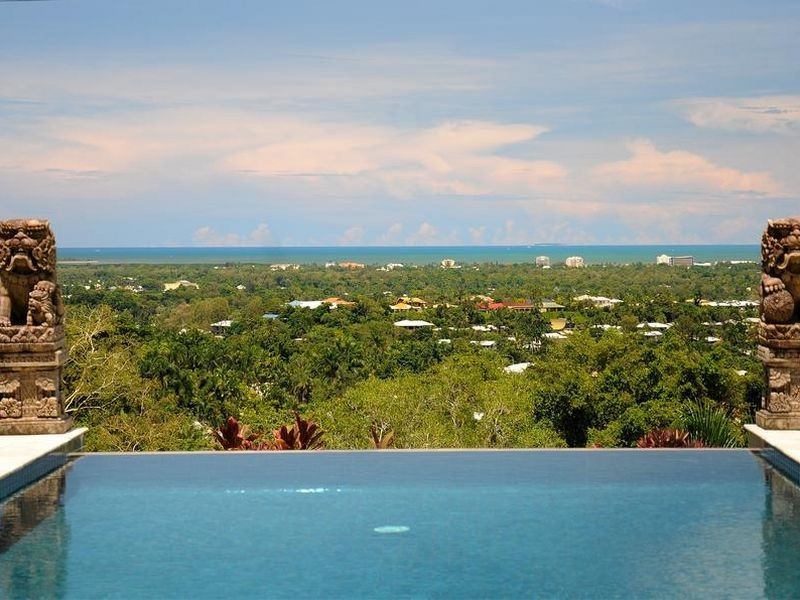 10 Julian Close, Mooroobool QLD 4870