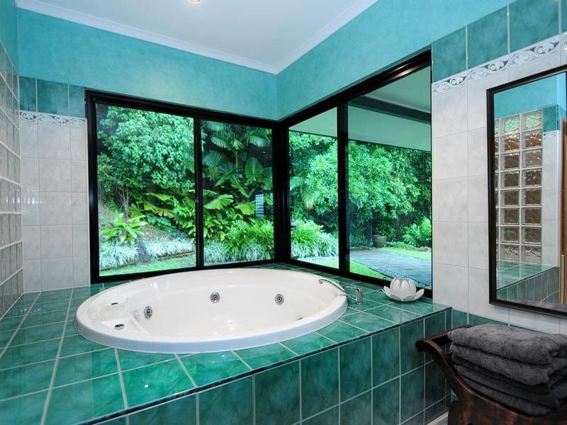 10 Julian Close, Mooroobool QLD 4870