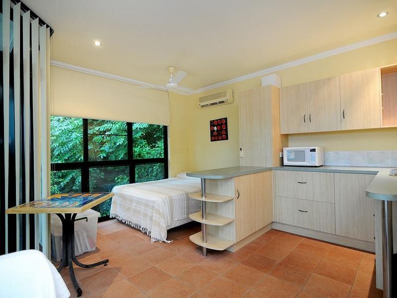 10 Julian Close, Mooroobool QLD 4870