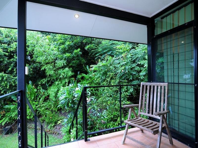 10 Julian Close, Mooroobool QLD 4870