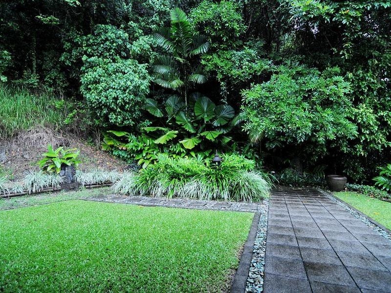 10 Julian Close, Mooroobool QLD 4870