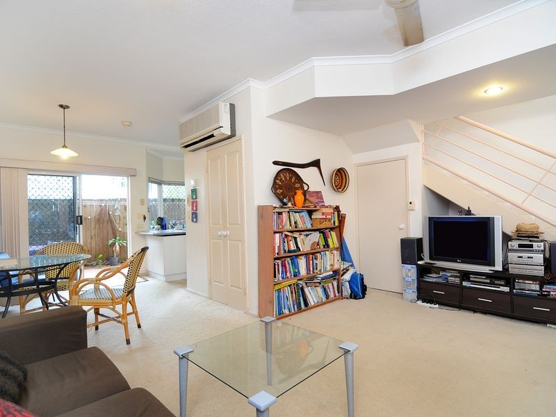 8/64 Charles Street, Manunda QLD 4870