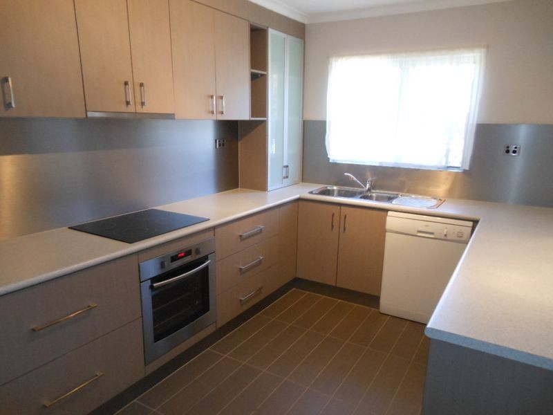 8 Holly Street, Mooroobool QLD 4870