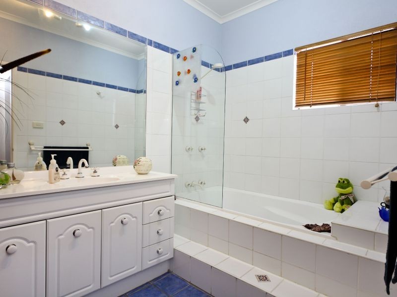34 Bamboo Street, Holloways Beach QLD 4878