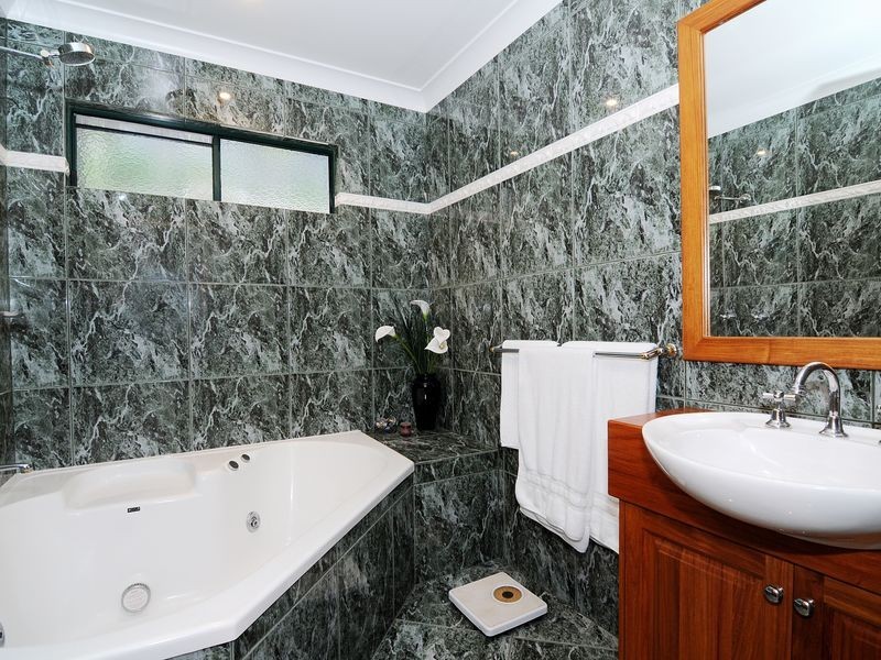 5 Hilltop Close, Bayview Heights QLD 4868